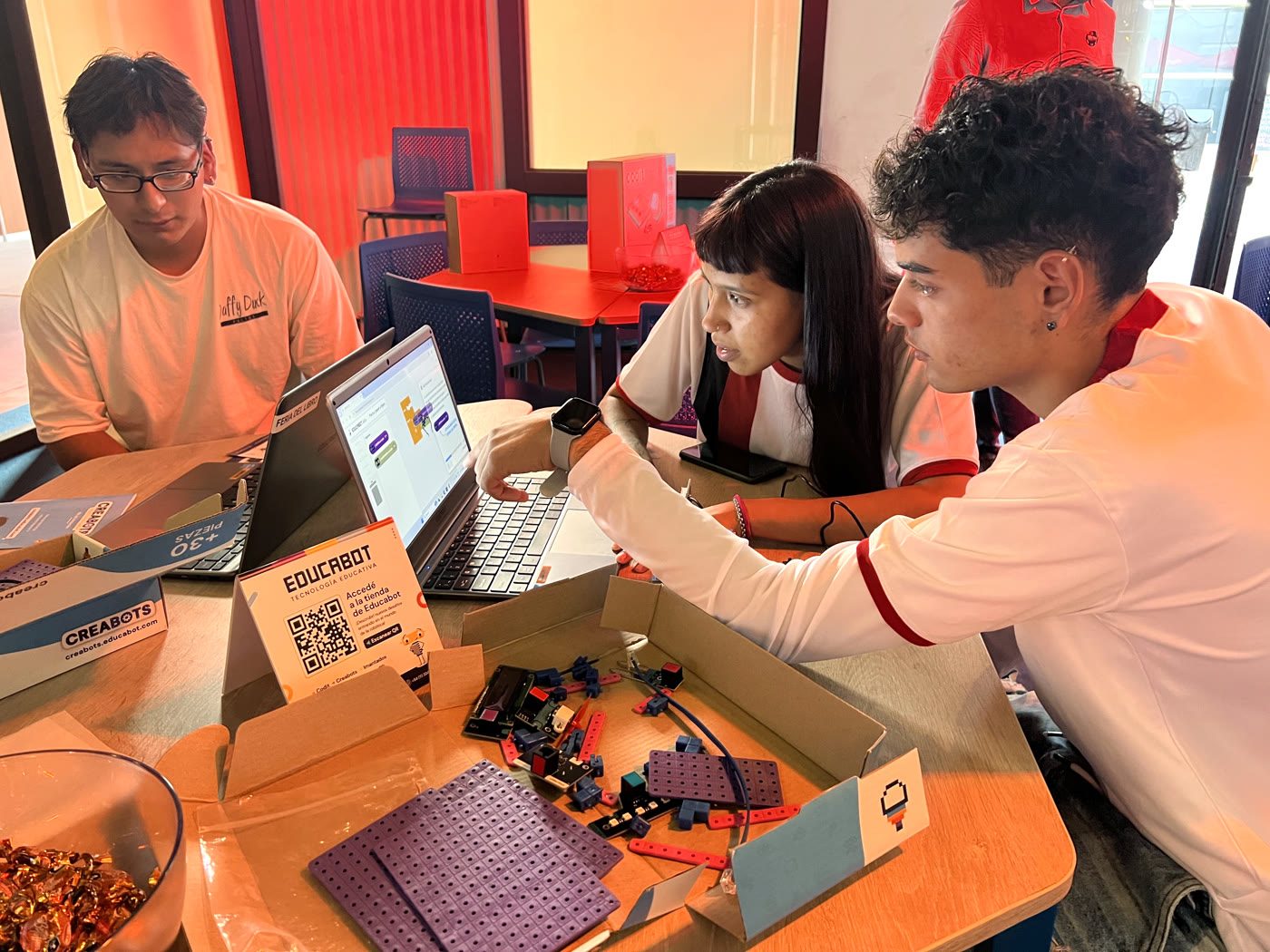 Estudiantes programando con kits Creabots de Educabot