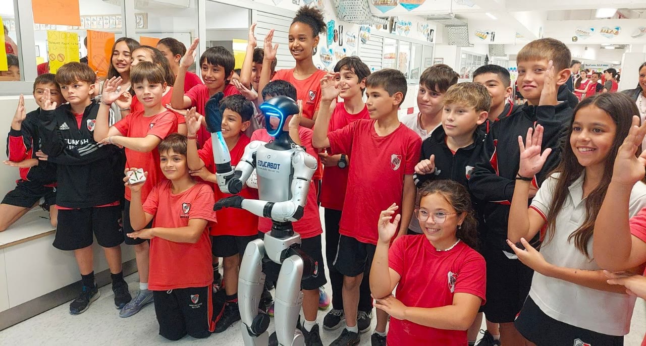Estudiantes junto al robot humanoide de Educabot